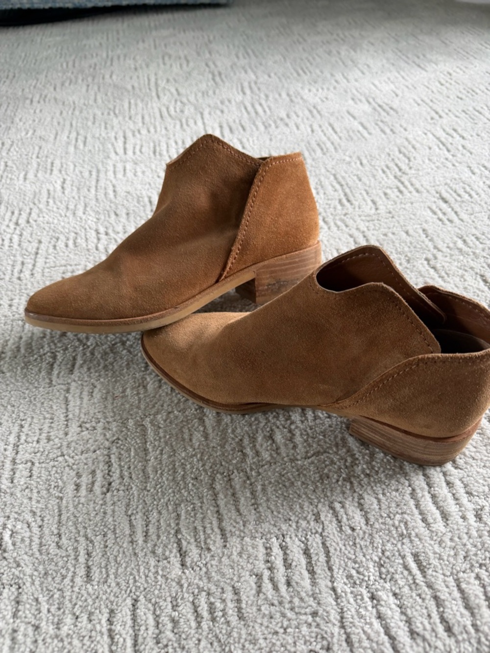 Dolce vita Women's Suede Low Heel Ankle Booties in Brown